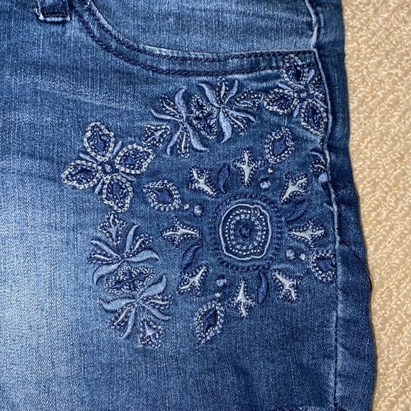NEW Thyme Maternity jean shorts- classic - Picture 2 of 3
